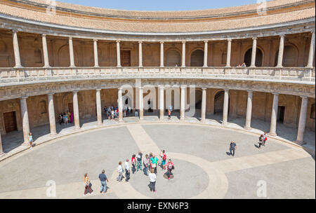 GRANADA, Spanien - 30. Mai 2015: Die Spalten und das Atrium der Alhambra Palast von Charles V. Stockfoto