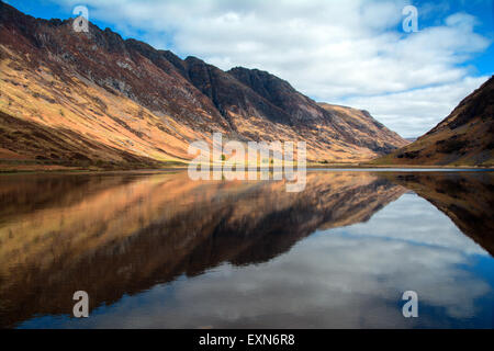 Aonach Eagach Ridge Reflexion im Loch Achtriochtan Stockfoto