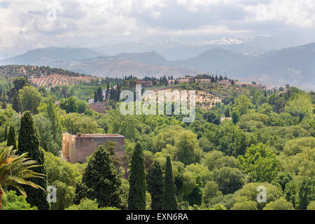 Granada - den Ausblick von der Alhambra-Palast auf Bergen der Sierra Nevada. Stockfoto