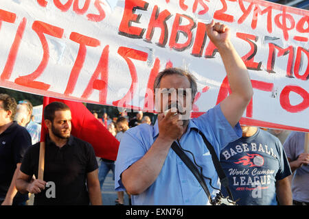 Athen, Griechenland. 15. Juli 2015. Gegen Sparpolitik Demonstranten versammeln sich vor dem griechischen Parlament während einer Kundgebung in Athen. Griechenlands Premierminister kämpfte um seine Regierung angesichts der Empörung über eine strenge Rechnung, dass das Parlament intakt muss Mittwochabend übergeben, wenn das Land ist zur Aufnahme von Verhandlungen über ein neues Rettungspaket und finanziellen Kollaps zu vermeiden. Das Floß der Verbraucher Steuererhöhungen und Rentenreformen wird verurteilen Griechen zum Jahre mehr wirtschaftlicher Not und Zorn unter der linken Syriza Regierungspartei angeheizt hat. Bildnachweis: Aristidis Vafeiadakis/ZUMA Draht/Alamy Live-Nachrichten Stockfoto