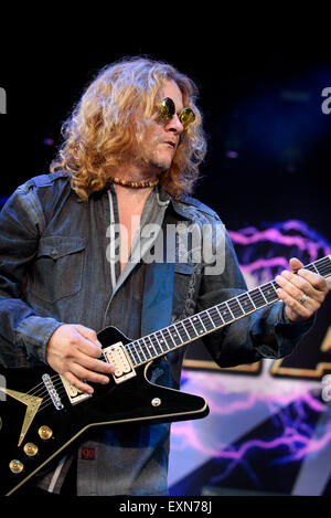 Toronto, Ontario, Kanada. 14. Juli 2015. US-amerikanische Hard-Rock-Band Tesla eröffnet die Nacht auf Satge vor Def Leppard ausverkaufter Show im Molson Canadian Amphitheatre in Toronto. Bandmitglieder: JEFF KEITH, FRANK HANNON, BRIAN Weizen, TROY LUCCKETTA, DAVE RUDE Credit: Igor Vidyashev/ZUMA Draht/Alamy Live News Stockfoto