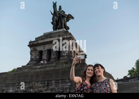 Deutschland, Koblenz, Deutsches Eck, Touristen nehmen Selfie am Kaiser-Wilhelm-Denkmal Stockfoto