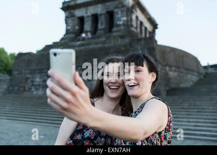 Deutschland, Koblenz, Deutsches Eck, Touristen nehmen Selfie am Kaiser-Wilhelm-Denkmal Stockfoto