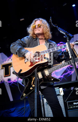 Toronto, Ontario, Kanada. 14. Juli 2015. US-amerikanische Hard-Rock-Band Tesla eröffnet die Nacht auf Satge vor Def Leppard ausverkaufter Show im Molson Canadian Amphitheatre in Toronto. Bandmitglieder: JEFF KEITH, FRANK HANNON, BRIAN Weizen, TROY LUCCKETTA, DAVE RUDE Credit: Igor Vidyashev/ZUMA Draht/Alamy Live News Stockfoto