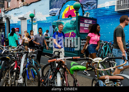 Brooklyn, NY - 12. Juli 2015 - Dutzende von Fahrrädern außerhalb der geschäftigen Bedford Avenue u-Bahnstation in Williamsburg Brooklyn geparkt Stockfoto