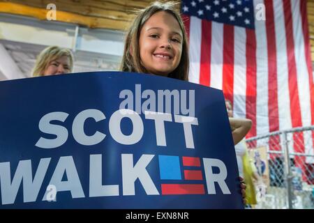 North Charleston, South Carolina, USA. 15. Juli 2015. Ein junges Mädchen lächelt, als sie hält ein Schild Wisconsin Gouverneur und republikanische Präsidentschaftskandidat Scott Walker während einer frühen Morgen Kampagne Veranstaltung im Lowcountry Harley-Davidson 15. Juli 2015, 2015 in North Charleston, South Carolina zu unterstützen. Stockfoto