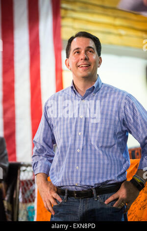 North Charleston, South Carolina, USA. 15. Juli 2015. Gouverneur von Wisconsin und republikanische Präsidentschaftskandidat Scott Walker wartet während einer frühen Morgen Kampagne Veranstaltung im Lowcountry Harley-Davidson 15. Juli 2015, 2015 in North Charleston, South Carolina eingeführt werden. Stockfoto