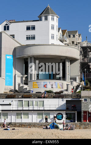 Tate St Ives, eines der berühmtesten Museen in der Stadt traditionell beliebt bei Künstlern, St. Ives, Cornwall, England, Vereinigtes Königreich Stockfoto
