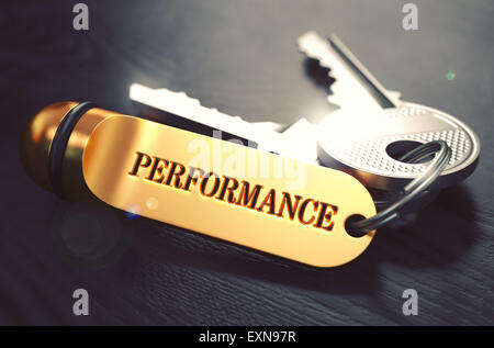 Performance-Konzept. Tasten mit goldenen Schlüsselanhänger. Stockfoto