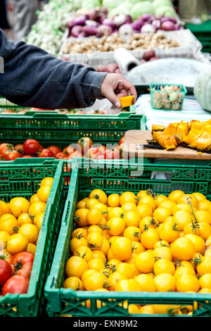 Kommissionierung eine Probe an Produkten stand, Farmers' Market Railyard District, Santa Fe, New Mexico, Vereinigte Staaten Stockfoto