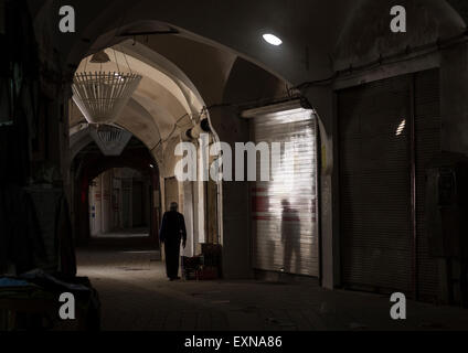 Mann zu Fuß auf dem Basar In den frühen Morgenstunden, Provinz Isfahan, Kashan, Iran Stockfoto