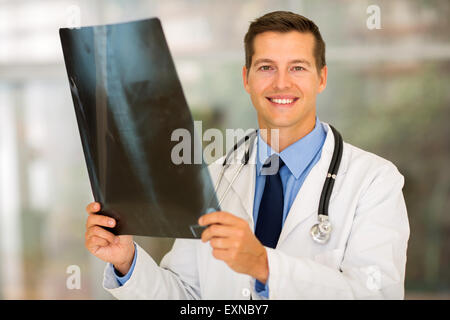 lächelnd Arzt Holding Patient X-Ray im Büro Stockfoto