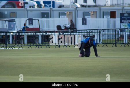 St Andrews, Fife, Schottland, Großbritannien. 15. Juli 2015. Greenkeeper dabei seine letzte überprüft am Fairway des Old Course in St Andrews, Fife, Schottland am Vorabend der ersten Runde des 144. British Open. Bildnachweis: Kirsty Robson/Alamy Live-Nachrichten Stockfoto