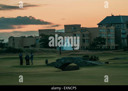 St Andrews, Fife, Schottland, Großbritannien. 15. Juli 2015. Schauer tun Finale prüft am Vorabend des 144. British Open in Swilcan Bridge, St Andrews, Fife, Schottland. Bildnachweis: Kirsty Robson/Alamy Live-Nachrichten Stockfoto