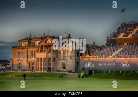 St Andrews, Fife, Schottland, Großbritannien. 15. Juli 2015. Sonnenuntergang widerspiegelt die königliche und alte Golf Club, St Andrews, Fife, Schottland. Sicherheitsleute und Greenkeeper macht ihren letzten Kontrollen am Vorabend des Wettbewerbs. Bildnachweis: Kirsty Robson/Alamy Live-Nachrichten Stockfoto