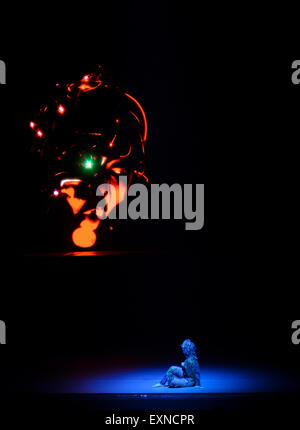 Johannesburg, irische Tänzer Michael Flatley. 9. August 2015. Eine Tänzerin führt während der Show "Lord of the Dance: gefährliche Spiele bei Monte Casino in Johannesburg, Südafrika, am 15. Juli 2015. "Lord of the Dance: Tödliche Spiele, die von dem bekannten irischen Tänzer Michael Flatley gerichtet ist, zeigte hier Mittwoch und wird am 9. August 2015 dauern. Mit der viszeralen Präzision und Spannung des Originals "Lord Of The Dance: gefährliche Spiele verfügt über neue Technologien und Displays holographischen Effekt Leinwandprojektionen, neue Kostüme und Choreographie. © Zhai Jianlan/Xinhua/Alamy Live-Nachrichten Stockfoto