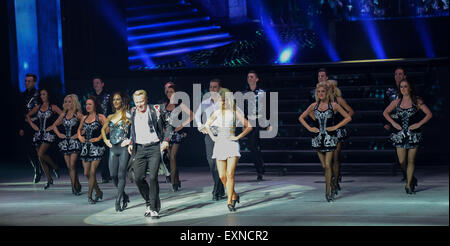 (150715)--JOHANNESBURG, 15. Juli 2015 (Xinhua)--irische Tänzerin Michael Flatley(front) erscheint am Ende der Show "Lord of the Dance: gefährliche Spiele bei Monte Casino in Johannesburg, Südafrika, am 15. Juli 2015." Lord des Tanzes: Tödliche Spiele, die von dem bekannten irischen Tänzer Michael Flatley gerichtet ist, zeigte hier Mittwoch und wird am 9. August 2015 dauern. Mit der viszeralen Präzision und Spannung des Originals "Lord Of The Dance: gefährliche Spiele verfügt über neue Technologien und Displays holographischen Effekt Leinwandprojektionen, neue Kostüme und Choreographie. (Xinhua/Zhai Stockfoto