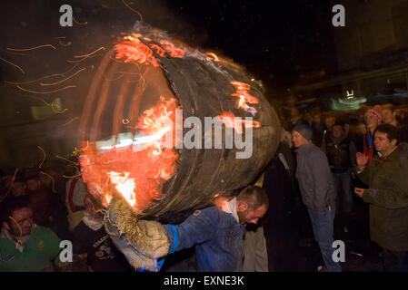 Endgültige Hogshead durchgeführt Lauf durch das Quadrat Bonfire Night, 5 November, bei den Festspielen Tar Barrel markieren, schon St Mary, Devon, England Stockfoto