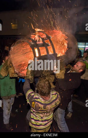 Endgültige Hogshead Fass vor dem angehoben wird durchgeführt durch das Quadrat Bonfire Night, 5 November, bei den Festspielen Tar Barrel markieren, schon St Mary, Devon, England Stockfoto