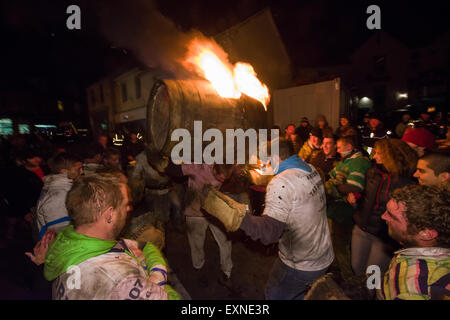 Endgültige Hogshead Lauf durchgeführt durch Menschenmassen auf dem Platz anlässlich Bonfire Night, 5 November, bei den Festspielen Tar Barrel schon St Mary, Devon, England Stockfoto