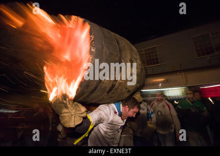 Endgültige Hogshead durchgeführt Lauf durch das Quadrat Bonfire Night, 5 November, bei den Festspielen Tar Barrel markieren, schon St Mary, Devon, England Stockfoto