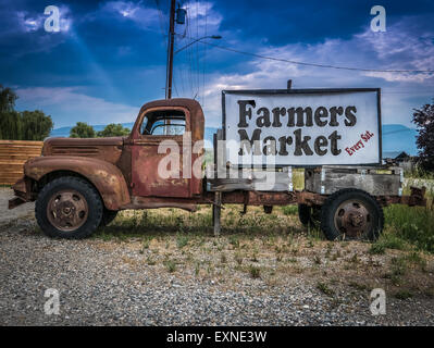 Melden Sie sich für einen Bauernmarkt auf der Seite eines Jahrgangs Rusty Truck Stockfoto