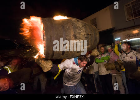 Endgültige Hogshead durchgeführt Lauf durch das Quadrat Bonfire Night, 5 November, bei den Festspielen Tar Barrel markieren, schon St Mary, Devon, England Stockfoto