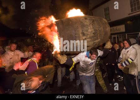 Endgültige Hogshead Lauf durchgeführt durch Menschenmassen auf dem Platz anlässlich Bonfire Night, 5 November, bei den Festspielen Tar Barrel schon St Mary, Devon, England Stockfoto