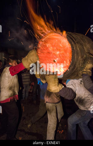 Endgültige Hogshead Lauf durchgeführt durch Menschenmassen auf dem Platz anlässlich Bonfire Night, 5 November, bei den Festspielen Tar Barrel schon St Mary, Devon, England Stockfoto