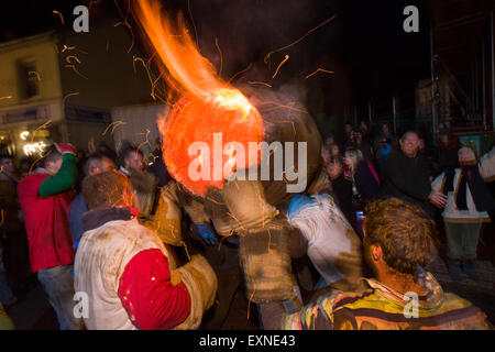 Endgültige Hogshead durchgeführt Lauf durch das Quadrat Bonfire Night, 5 November, bei den Festspielen Tar Barrel markieren, schon St Mary, Devon, England Stockfoto