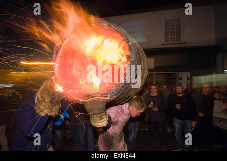 Endgültige Hogshead Lauf durchgeführt durch Menschenmassen auf dem Platz anlässlich Bonfire Night, 5 November, bei den Festspielen Tar Barrel schon St Mary, Devon, England Stockfoto