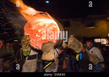Endgültige Hogshead durchgeführt Lauf durch das Quadrat Bonfire Night, 5 November, bei den Festspielen Tar Barrel markieren, schon St Mary, Devon, England Stockfoto