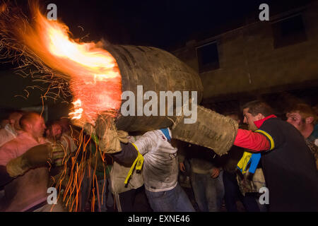 Endgültige Hogshead Lauf durchgeführt durch Menschenmassen auf dem Platz anlässlich Bonfire Night, 5 November, bei den Festspielen Tar Barrel schon St Mary, Devon, England Stockfoto