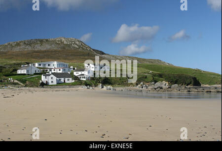 Sandstrand mit Seaside Cottages im Pollan Bay in der Nähe von Ballylffin, County Donegal, Irland. Stockfoto