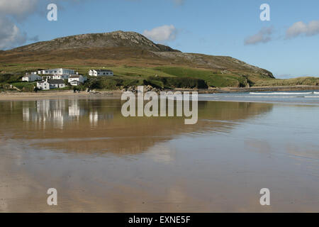 Sandstrand mit Seaside Cottages im Pollan Bay in der Nähe von Ballylffin, County Donegal, Irland. Stockfoto