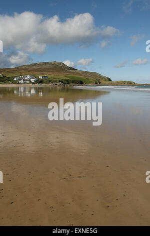 Der Sandstrand mit Seaside Cottages im Pollan Bay in der Nähe von Ballylffin, County Donegal, Irland. Stockfoto