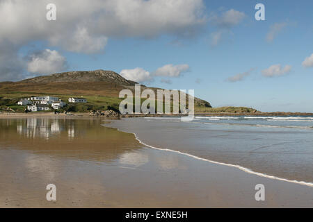 Sandstrand mit Seaside Cottages im Pollan Bay in der Nähe von Ballylffin, County Donegal, Irland. Stockfoto