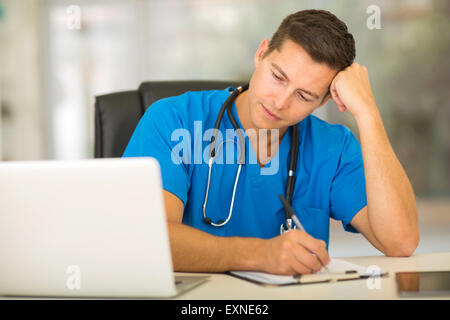 müde junge Ärztin, die im Büro arbeiten Stockfoto