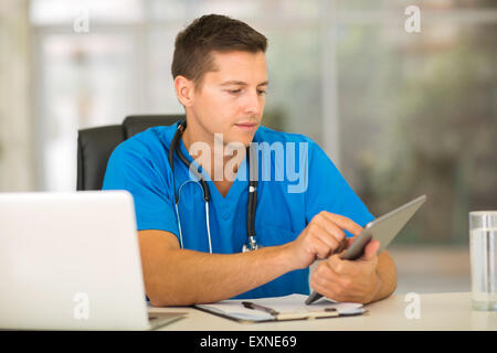 modernen männlichen medizinischen Intern mit Tablet-PC Stockfoto