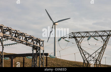 Pylone mit Strom aus Rheidol Wasserkraftwerk und Windkraftanlagen im Windpark Rheidol, Turbine, Power, Powys, Wales Stockfoto