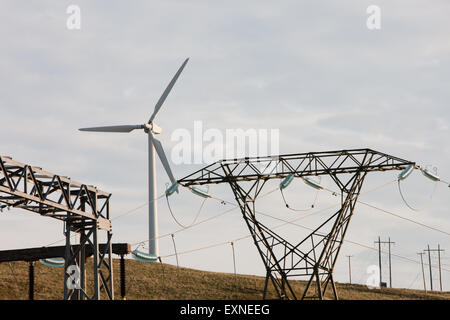 Pylone mit Strom aus Rheidol Wasserkraftwerk und Windkraftanlagen im Windpark Rheidol, Turbine, Power, Powys, Wales Stockfoto