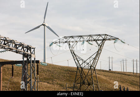 Pylone mit Strom aus Rheidol Wasserkraftwerk und Windkraftanlagen im Windpark Rheidol, Turbine, Power, Powys, Wales Stockfoto