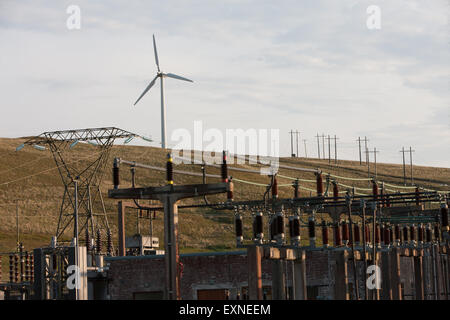 Pylone mit Strom aus Rheidol Wasserkraftwerk und Windkraftanlagen im Windpark Rheidol, Turbine, Power, Powys, Wales Stockfoto