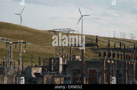 Pylone mit Strom aus Rheidol Wasserkraftwerk und Windkraftanlagen im Windpark Rheidol, Turbine, Power, Powys, Wales Stockfoto