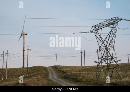 Pylone mit Strom aus Rheidol Wasserkraftwerk und Windkraftanlagen im Windpark Rheidol, Turbine, Power, Powys, Wales Stockfoto