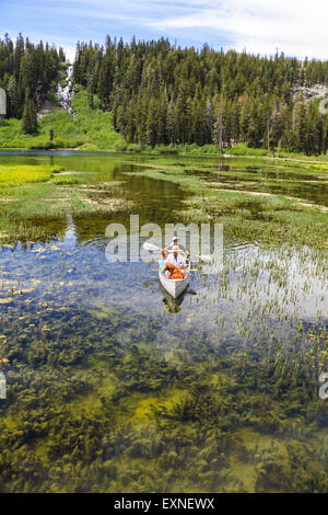 Kanu mit paar und Hunde in Twin Lakes im Mammoth Lakes Becken in der östlichen Sierra in Nordkalifornien Stockfoto