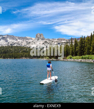 Paddel-Boarder in Lake Mary in Mammoth Lakes Basin im nördlichen Calfiornia aufstehen Stockfoto