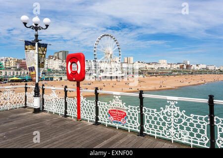 Brighton Beach Küste und das Meer promenade mit Brighton Rad an einem sonnigen Sommertag mit blauem Himmel, angesehen vom Palace Pier, East Sussex, UK Stockfoto