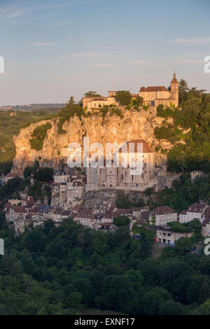 Sonnenaufgang über der mittelalterlichen Stadt von Rocamadour, viel Abteilung, Midi-Pyrenäen, Frankreich Stockfoto