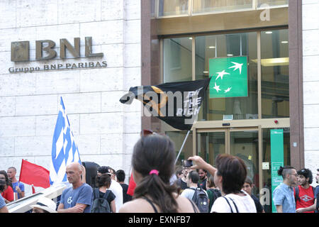 Neapel, Italien. 15. Juli 2015. Naples solidarische Menschen marschieren mit dem griechischen "#OXI strenge, #OXI der Troika", dem Tag der Genehmigung der Reformen der Troika. © Salvatore Esposito/Pacific Press/Alamy Live-Nachrichten Stockfoto